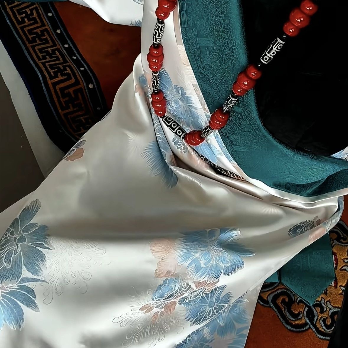 New Women's Bhutanese Tibetan  – Ethnic Fashion Shoot Bewertung und Preis