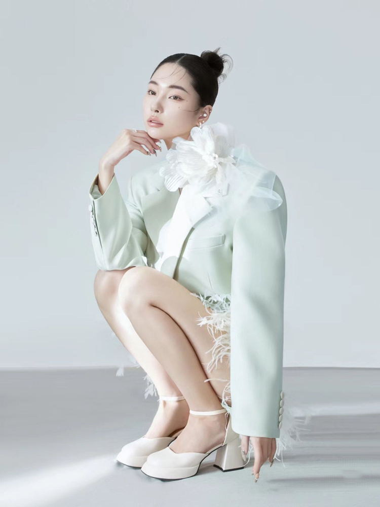 Green Ostrich Feather Suit 202 – Ethnic Fashion Magazine Bewertung und Preis
