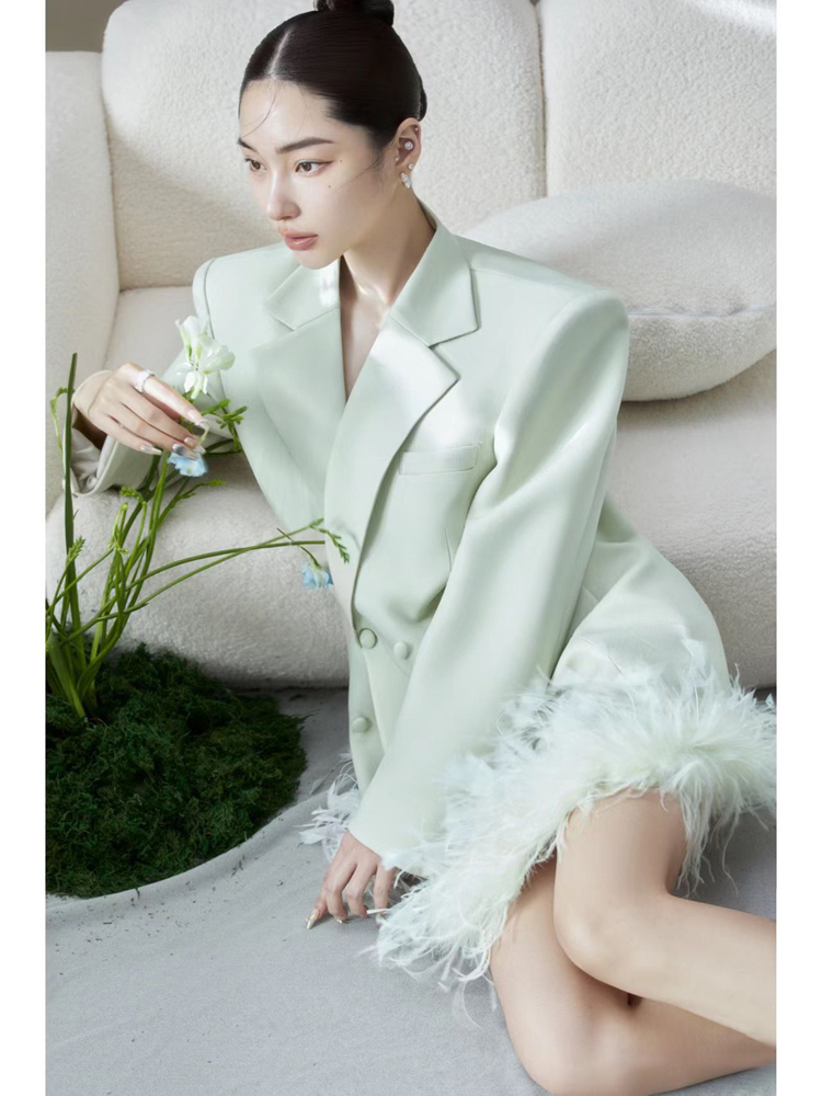 Green Ostrich Feather Suit 202 – Ethnic Fashion Magazine Bewertung und Preis